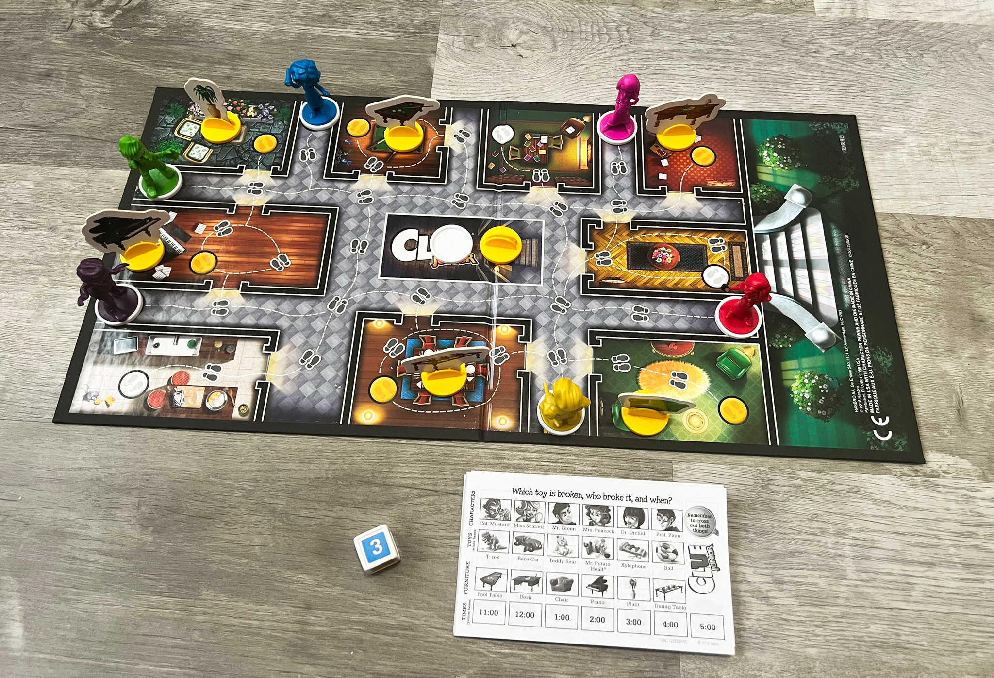 Clue Junior board and characters