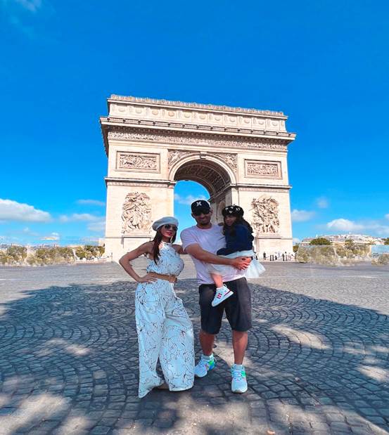 Melissa and family in front of Arc de Triomphe in France