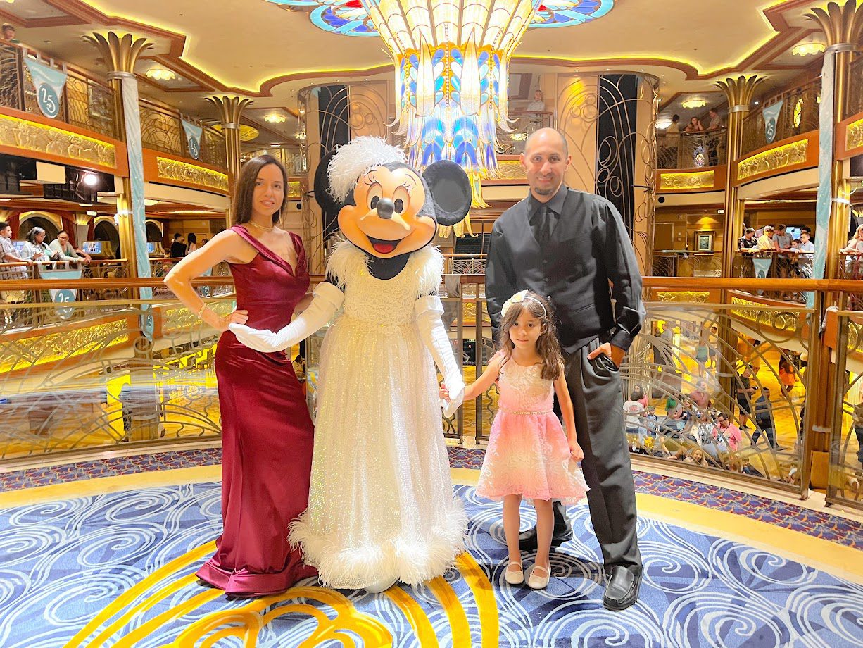 Melissas  family dressed up posing with Minnie