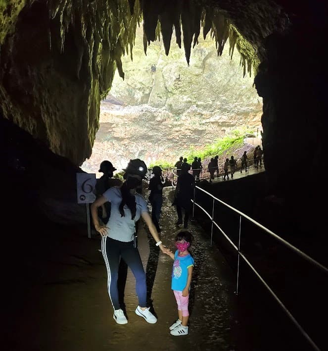 Melissa and her daughter inside the Caverna de Camuy